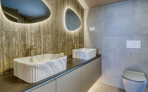 Black Imperium: Mur, Design Intérieur, Sol, Luminaire Plomberie, Évier, Sol, Robinet, Éclairage, Luminaire, Salle De Bains