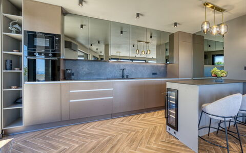 Black Imperium: Design Intérieur, Meubles, Cuisine, Sol, Comptoir, Sol, Cabinetry, Bois, Plafond, Luminaire