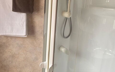 Allalinblick: Sol, Douche, Porte De Douche, Salle De Bains, Porte, Plomberie, Luminaire Plomberie, Tete De Douche, Poignée De Porte, Tuile