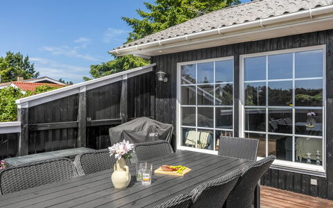 Isabel - 650M from the Sea: Bois, Porte, Domicile, Porche, Toit, Mobilier De Jardin, Plate-Forme, Siding, Patio, Chalet