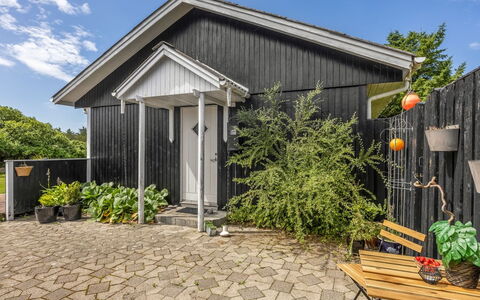 Isabel - 650M from the Sea: Bois, Arbuste, Porte, Jardin, Domicile, Siding, Couverture De Sol, Chalet, Arrière-Cour, Cour