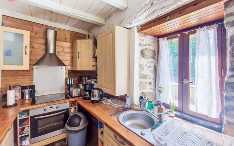 Le Bourg Tressé: Bois, Domicile, Principaux Appliance, Chalet, Tache De Bois, Dur, Appareil De Cuisine, Cuisine, Cabane En Rondins, Électroménager
