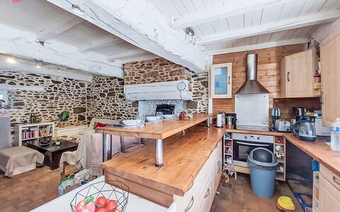 Le Bourg Tressé: Cuisine, Meubles, Comptoir, Principaux Appliance, Domicile, Cuisinière, Appareil De Cuisine, Plafond, Cabinetry, Chaise