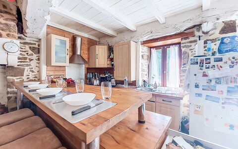 Le Bourg Tressé: Bois, Meubles, Design Intérieur, Cuisine, Plafond, Table Cuisine Et Salle A Manger, Pièce, Chaise, Comptoir, Tache De Bois