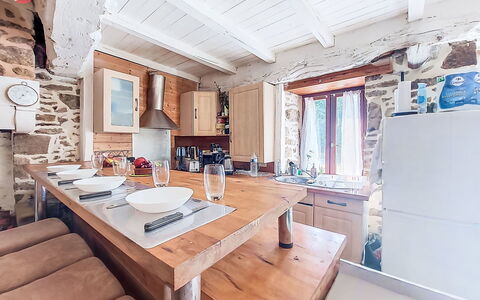 Le Bourg Tressé: Meubles, Bois, Design Intérieur, Cuisine, Sol, Plafond, Sol, Comptoir, Pièce, Domicile