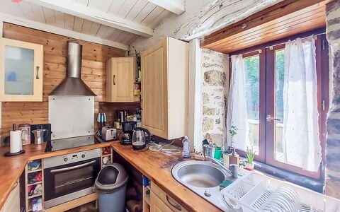 Le Bourg Tressé: Bois, Domicile, Chalet, Principaux Appliance, Tache De Bois, Dur, Cabane En Rondins, Appareil De Cuisine, Cuisine, Électroménager