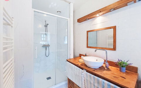 Le Bourg Tressé: Sol, Design Intérieur, Luminaire Plomberie, Sol, Salle De Bains, Bois, Armoire De Toilette, Robinet, Plafond, Pièce