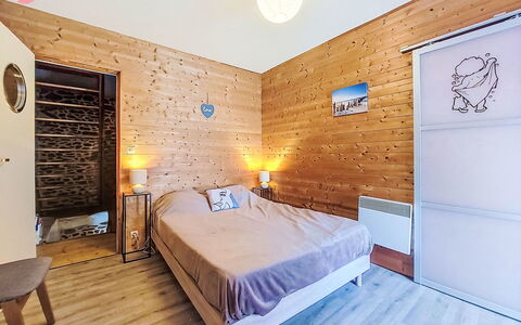 Le Bourg Tressé: Meubles, Design Intérieur, Sol, Sol, Bois, Parquet, Plafond, Pièce, Chambre, Lit