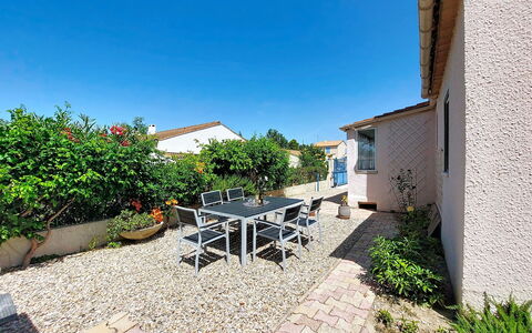 L Escapade Orangeoise: Maison, Domicile, Pot De Fleur, Toit, Zone Résidentielle, Porte, Composite, Dalle, Plante D'Appartement
