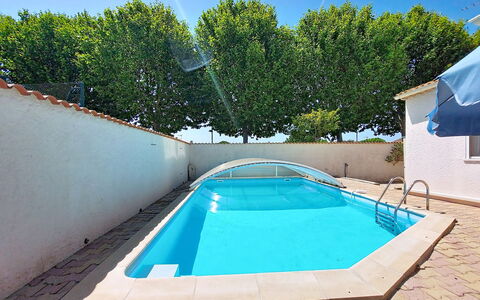 L Escapade Orangeoise: Bleu, Piscine, Zone Résidentielle, Composite, Recours, Ombre, Eco Hôtel, Mobilier De Jardin, Conception, Hôtel