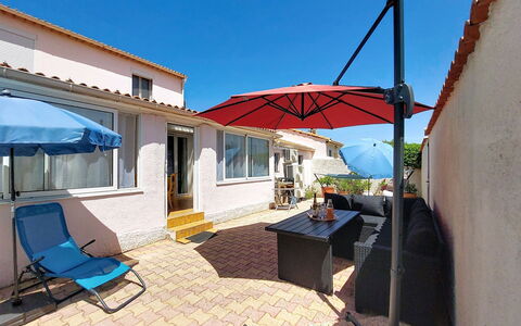 L Escapade Orangeoise: Meubles, Mobilier De Jardin, Chaise, Ombre, Tableau De Plein Air, Balcon, Plante D'Appartement, Pot De Fleur, Parapluie, Piscine