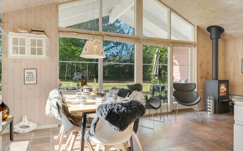 Marjanna - 700M to the Fjord: Bois, Plafond, Design Intérieur, Domicile, Chalet, Luminaire, Salon, Dur, Chaise, Faisceau
