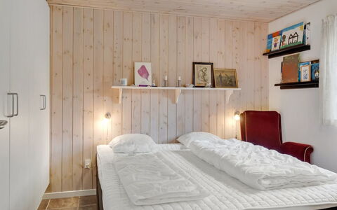 Marjanna - 700M to the Fjord: Lit, Meubles, Chambre, Design Intérieur, Mur, Literie, Drap De Lit, Sol, Bois, Sol