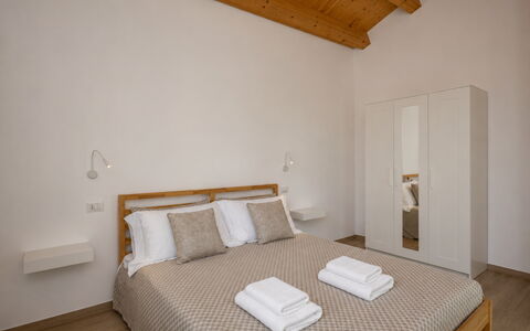 Villa Blue: Design Intérieur, Sol, Meubles, Lit, Sol, Bois, Chambre, Plafond, Pièce, Literie