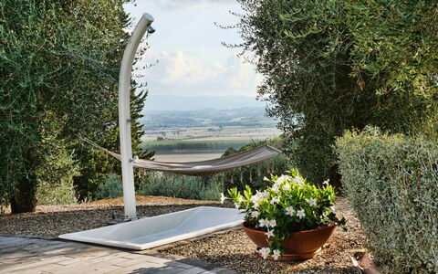 Villa Larino: Jardin, Ombre, Aménagement Paysager, Matériau Naturel, Mobilier De Jardin, Arrière-Cour, Pot De Fleur, À Feuilles Persistantes