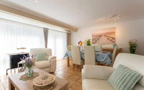 Centrally Located Sea You Again: Meubles, Design Intérieur, Sol, Canapé, Sol, Bois, Plafond, Salon, Pièce, Table