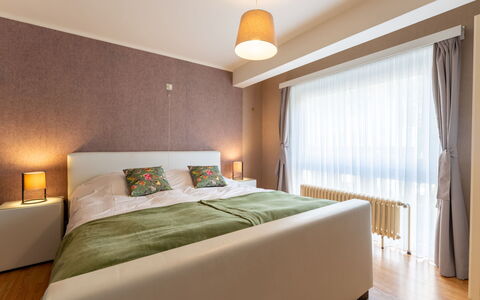 Centrally Located Sea You Again: Lit, Meubles, Design Intérieur, Chambre, Mur, Sol, Sol, Pièce, Plafond, Bois