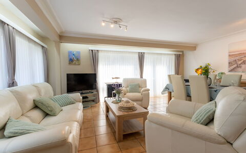 Centrally Located Sea You Again: Meubles, Design Intérieur, Canapé, Sol, Sol, Salon, Plafond, Pièce, Table, Bois