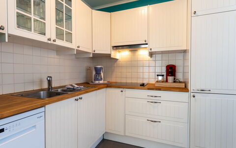 Centrally Located Sea You Again: Cabinetry, Cuisine, Appareil De Cuisine, Comptoir, Principaux Appliance, Design Intérieur, Bois, Sol, Placard, Evier