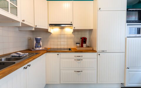 Centrally Located Sea You Again: Cuisine, Cabinetry, Appareil De Cuisine, Principaux Appliance, Comptoir, Bois, Design Intérieur, Evier, Sol, Placard