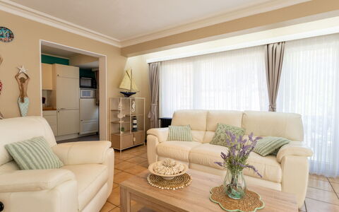 Centrally Located Sea You Again: Meubles, Design Intérieur, Canapé, Sol, Sol, Pièce, Plafond, Salon, Bois, Domicile