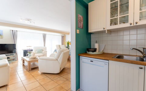 Centrally Located Sea You Again: Meubles, Design Intérieur, Sol, Sol, Bois, Plafond, Cabinetry, Cuisine, Pièce, Comptoir