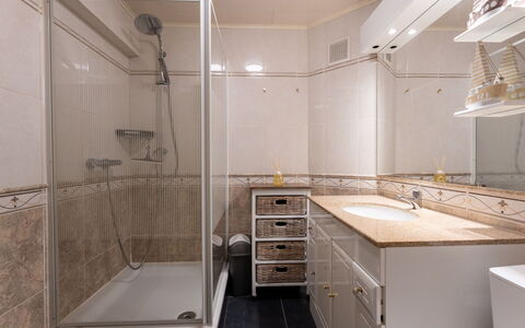 Centrally Located Sea You Again: Salle De Bains, Luminaire Plomberie, Design Intérieur, Évier, Sol, Lavabo, Sol, Armoire De Toilette, Robinet, Cabinetry