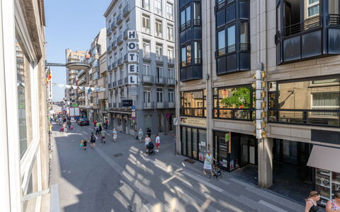 Centrally Located Sea You Again: Jour, Bâtiment, Fenêtre, Zone Urbaine, Ville, Ville, Zone Métropolitaine, Quartier, Appartement, Rue