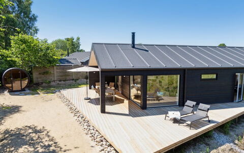 Pia - 350M from the Sea: Bois, Toit, Domicile, Maison, Chalet, Siding, Batiments Jardin, Plate-Forme, Dur, Ombre