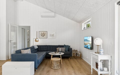 Pia - 350M from the Sea: Sol, Bois, Design Intérieur, Canapé, Meubles, Sol, Plafond, Salon, Parquet, Domicile