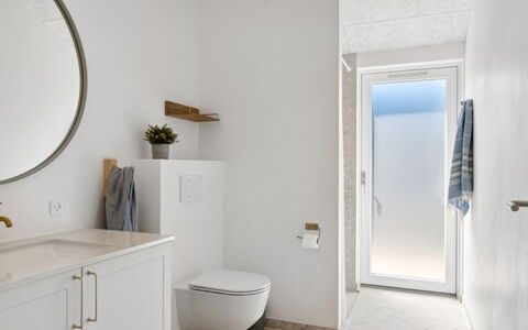 Pia - 350M from the Sea: Mur, Luminaire Plomberie, Sol, Salle De Bains, Sol, Design Intérieur, Miroir, Plomberie, Évier, Robinet