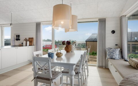 Pia - 350M from the Sea: Meubles, Design Intérieur, Sol, Sol, Bois, Plafond, Luminaire, Table Cuisine Et Salle A Manger, Chaise, Salle À Manger