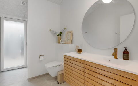 Pia - 350M from the Sea: Sol, Mur, Luminaire Plomberie, Sol, Design Intérieur, Armoire De Toilette, Lavabo, Évier, Plafond, Salle De Bains