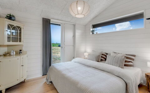 Pia - 350M from the Sea: Plafond, Bois, Design Intérieur, Sol, Chambre, Éclairage, Sol, Luminaire, Lit, Pièce