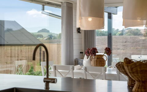 Pia - 350M from the Sea: Design Intérieur, Luminaire, Plafond, Comptoir, Cuisine, Lustre, Chaise, Matériau Naturel, Table Cuisine Et Salle A Manger, Plante D'Appartement