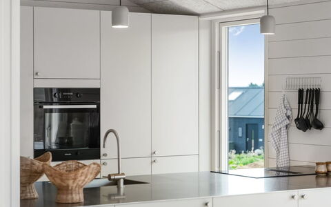 Pia - 350M from the Sea: Cuisine, Sol, Comptoir, Bois, Design Intérieur, Sol, Appareil De Cuisine, Plafond, Luminaire, Meubles