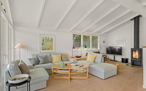 Gudmunda - 300M from the Sea: Design Intérieur, Sol, Sol, Canapé, Bois, Meubles, Plafond, Salon, Parquet