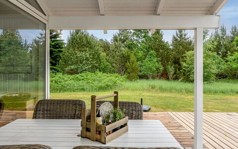 Gudmunda - 300M from the Sea: Bois, Porche, Plafond, Sol, Meubles, Sol, Lot Terre, Ombre, Domicile, Mobilier De Jardin