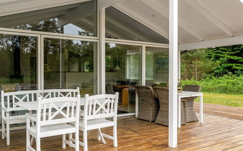 Gudmunda - 300M from the Sea: Bois, Porche, Plafond, Plate-Forme, Ombre, Dur, Tache De Bois, Chaise, Patio, Structure En Plein Air