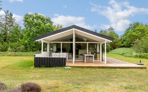 Gudmunda - 300M from the Sea: Toit, Domicile, Chalet, Porche, Porte, Batiments Jardin, Ombre, Biens, Structure En Plein Air, Ferme