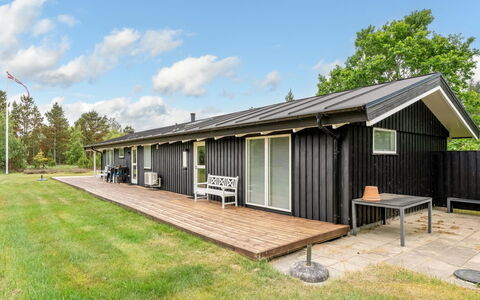 Gudmunda - 300M from the Sea: Domicile, Toit, Maison, Porte, Chalet, Ombre, Jardin, Couverture De Sol, Porche, Cour