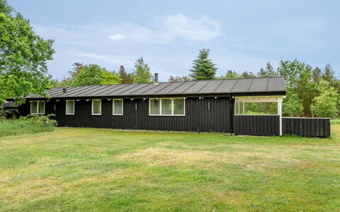 Gudmunda - 300M from the Sea: Domicile, Toit, Maison, Porte, Chalet, Ombre, Jardin, Couverture De Sol, Porche, Cour
