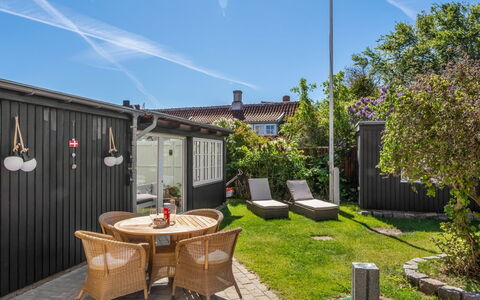 Annagrete - 300M from the Sea: Maison, Arbuste, Domicile, Toit, Porte, Jardin, Lot Terre, Cour, Arrière-Cour, Chalet