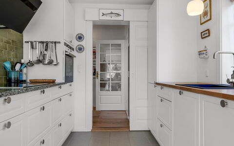 Annagrete - 300M from the Sea: Cuisine, Cabinetry, Comptoir, Appareil De Cuisine, Sol, Design Intérieur, Principaux Appliance, Bois, Meubles, Sol