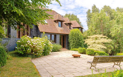 Le Chant D'Azif: Maison, Arbuste, Chalet, Domicile, Jardin, Toit, Couverture De Sol, Porte, Ferme