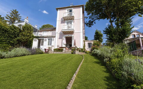 Maison Rose: Zone Résidentielle, Arbuste, Domicile, Maison, Jardin, Biens, Pelouse, Cour, Chalet, Aménagement Paysager