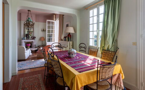Maison Rose: Meubles, Design Intérieur, Chaise, Sol, Table, Salle À Manger, Bois, Sol, Table Cuisine Et Salle A Manger, Pièce