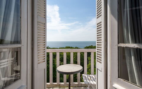 Maison Rose: Balcon, Porche, Mobilier De Jardin, Balustre, Ombre, Balustrade, Clôture, Plate-Forme