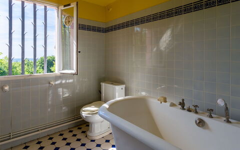 Maison Rose: Sol, Sol, Luminaire Plomberie, Design Intérieur, Tuile, Salle De Bains, Plomberie, Baignoire, Robinet
