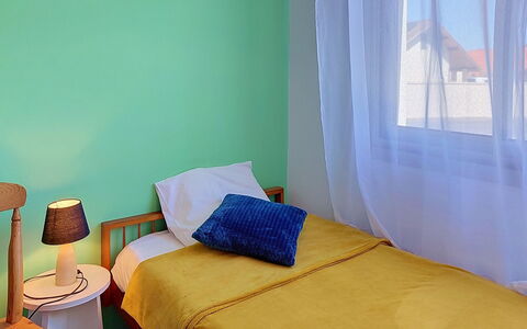Aqua Riva: Lit, Chambre, Meubles, Mur, Design Intérieur, Sol, Drap De Lit, Literie, Bois, Sol